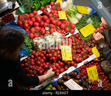 17. November 2018, Hessen, Frankfurt/Main: Gemüse sind für den Verkauf an einem Stand in der Frankfurter Kleinmarkthalle. Foto: Frank Rumpenhorst/dpa Stockfoto