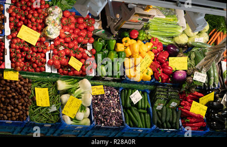 17. November 2018, Hessen, Frankfurt/Main: Gemüse sind für den Verkauf an einem Stand in der Frankfurter Kleinmarkthalle. Foto: Frank Rumpenhorst/dpa Stockfoto