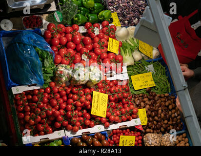 17. November 2018, Hessen, Frankfurt/Main: Gemüse sind für den Verkauf an einem Stand in der Frankfurter Kleinmarkthalle. Foto: Frank Rumpenhorst/dpa Stockfoto