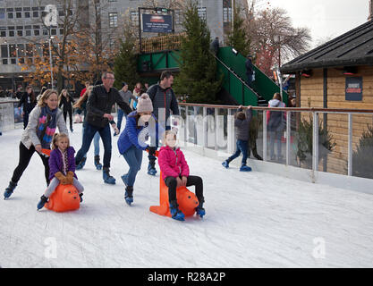 Edinburgh, Schottland, Großbritannien. 17. Nov. 2018. Edinburgh Weihnachten, St Andrew's Square Eisbahn, die am Freitag eröffnet war besetzt. Mit einem kühlen Temperatur von 8 Grad und Sonne für die Mehrheit der Tag war es gut für Unterwegs. Stockfoto