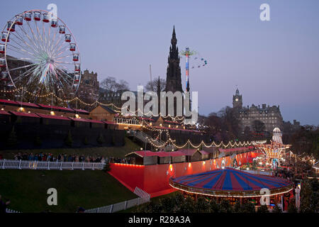 Edinburgh, Schottland, Großbritannien. 17. Nov. 2018. Edinburgh Weihnachtsmarkt öffnet in der Princes Street Gardens East zusammen mit der Kirmes Zeichnung hunderte Besucher, Stockfoto