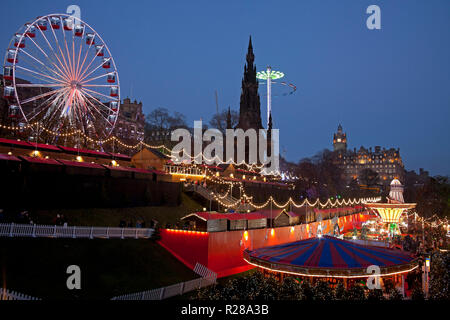 Edinburgh, Schottland, Großbritannien. 17. Nov. 2018. Edinburgh Weihnachtsmarkt öffnet in der Princes Street Gardens East zusammen mit der Kirmes Zeichnung hunderte Besucher, Stockfoto