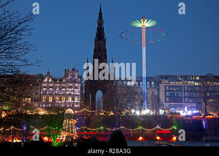 Edinburgh, Schottland, Großbritannien. 17. Nov. 2018. Edinburgh Weihnachtsmarkt öffnet in der Princes Street Gardens East zusammen mit der Kirmes Zeichnung hunderte Besucher, Stockfoto