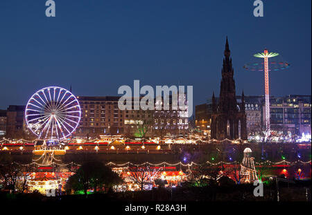 Edinburgh, Schottland, Großbritannien. 17. Nov. 2018. Edinburgh Weihnachtsmarkt öffnet in der Princes Street Gardens East zusammen mit der Kirmes Zeichnung hunderte Besucher, Stockfoto