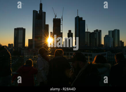 17. November 2018, Hessen, Frankfurt am Main: Frankfurter Skyline mit seiner Bank Türme im Abendlicht, von der Dachterrasse in einem Restaurant in der Innenstadt gesehen. Foto: Frank Rumpenhorst/dpa Stockfoto