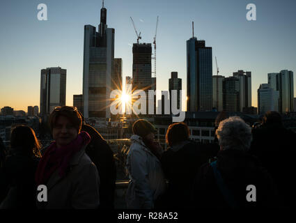 17. November 2018, Hessen, Frankfurt am Main: Frankfurter Skyline mit seiner Bank Türme im Abendlicht, von der Dachterrasse in einem Restaurant in der Innenstadt gesehen. Foto: Frank Rumpenhorst/dpa Stockfoto