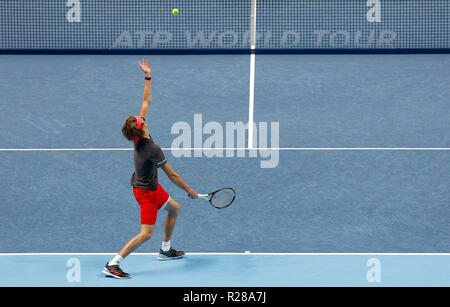 17.11.2018, O2 Arena, London, England; Nitto ATP-Finale; Alexander Zverev (GER) dient der Roger Federer (SUI) Stockfoto