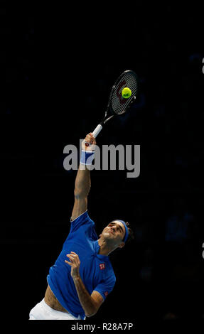 17.11.2018, O2 Arena, London, England; Nitto ATP-Finale; Roger Federer (SUI) dient der Alexander Zverev (GER) Stockfoto