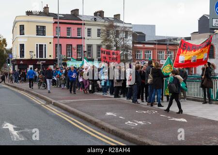 Cork, Irland. 17. Nov, 2018. Aussterben Rebellion Protest, Cork City. Heute um 13:30 Uhr Massen außerhalb von Cork City Halle versammelt, um das Gruppenrichtlinienobjekt zu marschierten und sich für Ihre Zukunft und die Zukunft unseres Planeten zu stehen. Proteste wie diese Waren im gesamten Vereinigten Königreich und in Irland gehalten, um zu zeigen, dass wir nicht länger akzeptieren die Regierungen gegenüber der Umwelt fortgesetzt Antipathie. Credit: Damian Coleman/Alamy Leben Nachrichten. Stockfoto