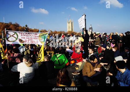 London, Großbritannien. 17. Nov, 2018. Tausende Menschen versammelten sich im Zentrum von London zu verlangen, dass sie die Regierung Maßnahmen gegen den Klimawandel 17. November 2018. Das Aussterben Rebellion Mitkämpfer gesammelt und geschlossen 5 Brücken in London. Southwark, Blackfriars, Waterloo, Westminster und Lambeth Brücken wurden für einige Stunden besetzt. Credit: Haydn Wheeler/Alamy leben Nachrichten Stockfoto