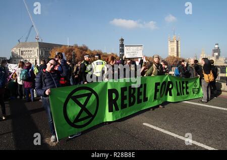 London, Großbritannien. 17. Nov, 2018. Tausende Menschen versammelten sich im Zentrum von London zu verlangen, dass sie die Regierung Maßnahmen gegen den Klimawandel 17. November 2018. Das Aussterben Rebellion Mitkämpfer gesammelt und geschlossen 5 Brücken in London. Southwark, Blackfriars, Waterloo, Westminster und Lambeth Brücken wurden für einige Stunden besetzt. Credit: Haydn Wheeler/Alamy leben Nachrichten Stockfoto