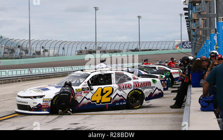 Homestead, Fla, USA. 17. Nov, 2018. Autos Line up vor der NASCAR XFINITY Serie Ford EcoBoost 300 Qualifying auf dem Homestead-Miami Speedway in Homestead, Fla. Mario Houben/CSM/Alamy leben Nachrichten Stockfoto