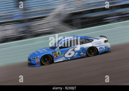 Homestead, Florida, USA. 17. Nov, 2018. Matt Kenseth (6) nimmt zu dem Titel für die Ford 400 bei Homestead-Miami Speedway in Homestead, Florida zu üben. (Bild: © Justin R. Noe Asp Inc/ASP) Credit: ZUMA Press, Inc./Alamy leben Nachrichten Stockfoto