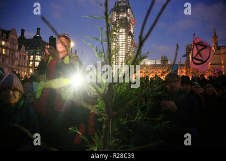 London, Großbritannien. 17. Nov, 2018. Tausende von Klima Aktivisten gleichzeitig blockiert fünf wichtige Brücken in London heute für ca. vier Stunden. Viele Demonstranten wurden williingly auf der Lambeth Brücke und Blackfriars Bridge festgenommen. Die gorup selbst Aussterben Rebellion, von Westminster Bridge Parlament Platz verschoben in einem Masse, das Gebet zu engagieren, durch die Pflanzung von 3 Bäumen in der Mitte des quadratischen Parlaiment gefolgt. Credit: Natasha Quarmby/Alamy leben Nachrichten Stockfoto