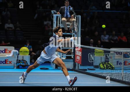 London, Großbritannien. 17. Nov, 2018. Nitto ATP World Tour Finals; Pierre-Hugues Herbert von Frankreich Partner von Nicolas Mahut aus Frankreich in Aktion während der Match gegen Robert Farah von Kolumbien und Juan Sebastian Kabalen der Columbia Credit: Romena Fogliati/News Bilder Credit: Aktuelles Bilder/Alamy leben Nachrichten Stockfoto