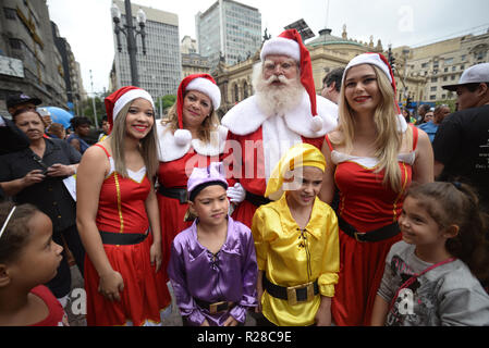 Sao Paulo, Brasilien. 17. Nov, 2018. Santa Claus freut sich Kinder und Erwachsene in einem Einkaufszentrum. Credit: Cris Fafa/ZUMA Draht/Alamy leben Nachrichten Stockfoto