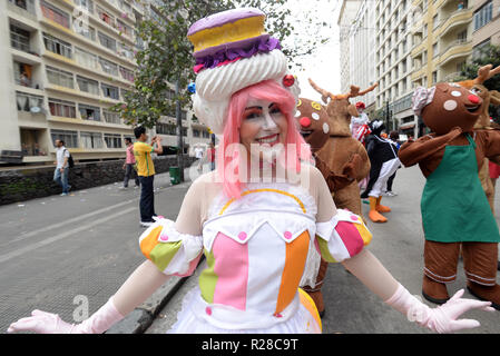 Sao Paulo, Brasilien. 17. Nov, 2018. Santa Claus freut sich Kinder und Erwachsene in einem Einkaufszentrum. Credit: Cris Fafa/ZUMA Draht/Alamy leben Nachrichten Stockfoto