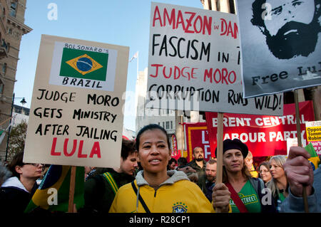 London, Großbritannien. 17. Nov, 2018. Nationale Einheit Demonstration gegen Faschismus und Rassismus, Central London am 17. November 2018 gegen rassistische und Islamfeindlichkeit Angriffe protestieren. Eine Gruppe von Brasilianern Protest über die neue rechte Regierung von Brasilien. Credit: Jenny Matthews/Alamy leben Nachrichten Stockfoto