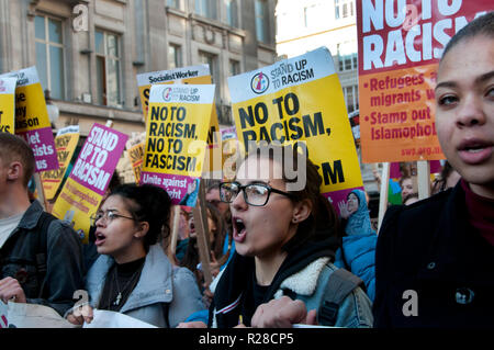 London, Großbritannien. 17. Nov, 2018. Nationale Einheit Demonstration gegen Faschismus und Rassismus, Central London am 17. November 2018 gegen rassistische und Islamfeindlichkeit Angriffe protestieren. Eine Gruppe von jungen Frauen schreien. Credit: Jenny Matthews/Alamy leben Nachrichten Stockfoto