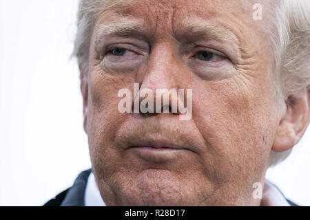 Washington DC, USA. 17. Nov, 2018. Us-Präsident Donald J. Trumpf spricht zu den Medien, bevor er das Weiße Haus für Kalifornien, wo er Schaden von diesem Staat wildfires, in Washington, DC, USA, 17. November 2018 fährt. 74 Menschen wurden getötet und mehr als 1.000 Menschen werden vermisst, da mehrere verheerende Brände über dem Zustand. Der Präsident sprach über die Untersuchung Jamal Khashoggi's Mord, der Mueller Untersuchung, und Migrantinnen Karawane Annäherung an der südlichen Grenze der Credit: ZUMA Press, Inc./Alamy leben Nachrichten Stockfoto