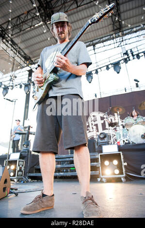 Juli 11, 2018 - Raleigh, North Carolina; USA - Musiker SCOTT WALDMEISTER und Kakao die Tour Hund der Band STICK ABBILDUNG führt leben, wie ihre Tour 2018 macht Halt an der Red Hat im Amphitheater von Raleigh entfernt. Copyright 2018 Jason Moore. Credit: Jason Moore/ZUMA Draht/Alamy leben Nachrichten Stockfoto