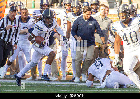 Winston-Salem, NC, USA. 17. Nov, 2018. Pittsburgh Panthers Defensive zurück Jason Pinnock (15) wieder läuft ein Abfangen in der AKKUMULATOR Fußball matchup bei BB&T Feld in Winston-Salem, NC. (Scott Kinser/Cal Sport Media) Credit: Csm/Alamy leben Nachrichten Stockfoto