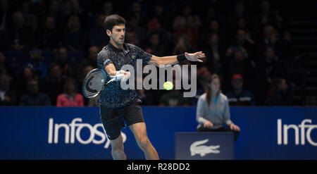 O2, London, UK. 17. November 2018. Halbfinale Tag des Turniers in der O2 Arena in London, Abend singles Match. Novak Djokovic (SRB), Platz 1, spielt Kevin Anderson (RSA), auf Platz 4. Djokovic gewinnt 6-2 6-2 Zverev im Finale zu spielen. Credit: Malcolm Park/Alamy Leben Nachrichten. Stockfoto