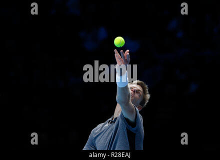 London, Großbritannien. 17. Nov, 2018. 17.11.2018, O2 Arena, London, England; Nitto ATP-Finale; Kevin Anderson (RSA) dient der Novak Djokovic (SRB) im Halbfinale Credit: Aktion Plus Sport Bilder/Alamy leben Nachrichten Stockfoto