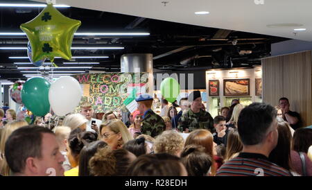 Dublin, Irland. 18 Nov, 2018. Menschenmassen in der Ankunftshalle des Flughafen Dublin für die Irische UN-Truppen nach Hause zurückkehren aus dem Libanon warten, sie einladend mit Beifall, Luftballons und Schilder. Credit: Dt/Alamy leben Nachrichten Stockfoto