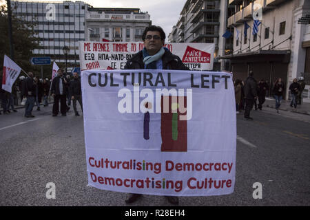 Athen, Griechenland. 17. Nov, 2018. Linke und Anarchisten März riefen Slogans gegen staatliche Repression und die 1973 Athener Polytechnikum Aufstandes zu gedenken. Tausende gingen auf die Straße, die Kennzeichnung der 45. Jahrestag des Athener Polytechnikum Aufstand gegen die Militärjunta die Colonels', die von 1967 bis 1974 dauerte. Credit: Nikolas Georgiou/ZUMA Draht/Alamy leben Nachrichten Stockfoto