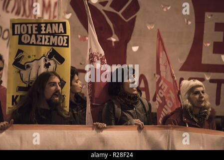 Athen, Griechenland. 17. Nov, 2018. Linke und Anarchisten März riefen Slogans gegen staatliche Repression und die 1973 Athener Polytechnikum Aufstandes zu gedenken. Tausende gingen auf die Straße, die Kennzeichnung der 45. Jahrestag des Athener Polytechnikum Aufstand gegen die Militärjunta die Colonels', die von 1967 bis 1974 dauerte. Credit: Nikolas Georgiou/ZUMA Draht/Alamy leben Nachrichten Stockfoto