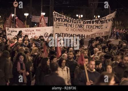 Athen, Griechenland. 17. Nov, 2018. Linke und Anarchisten März riefen Slogans gegen staatliche Repression und die 1973 Athener Polytechnikum Aufstandes zu gedenken. Tausende gingen auf die Straße, die Kennzeichnung der 45. Jahrestag des Athener Polytechnikum Aufstand gegen die Militärjunta die Colonels', die von 1967 bis 1974 dauerte. Credit: Nikolas Georgiou/ZUMA Draht/Alamy leben Nachrichten Stockfoto