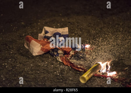 Athen, Griechenland. 17. Nov, 2018. Demonstranten in Brand gesetzt. Eine US-Flagge vor der US-Botschaft. Tausende gingen auf die Straße, die Kennzeichnung der 45. Jahrestag des Athener Polytechnikum Aufstand gegen die Militärjunta die Colonels', die von 1967 bis 1974 dauerte. Credit: Nikolas Georgiou/ZUMA Draht/Alamy leben Nachrichten Stockfoto