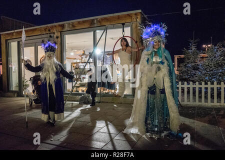 Hereford, Großbritannien. 17. Nov, 2018. Die Ice Queen und King sind zusammen mit einem Acrobat während der Zeremonie auf der Weihnachtsbeleuchtung in den Alten Markt Einkaufszentrum in Hereford am 17. November 2018 Umdrehung gesehen. Quelle: Jim Holz/Alamy leben Nachrichten Stockfoto