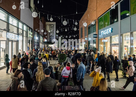 Hereford, Großbritannien. 17. Nov, 2018. Hunderte Menschen versammeln sich in den alten Markt während der Zeremonie auf der Weihnachtsbeleuchtung in den Alten Markt Einkaufszentrum in Hereford am 17. November 2018. Quelle: Jim Holz/Alamy leben Nachrichten Stockfoto