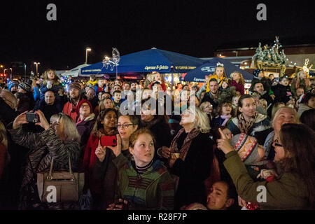 Hereford, Großbritannien. 17. Nov, 2018. Hunderte Menschen versammeln sich in den alten Markt, um zu sehen, die Zeremonie auf der Weihnachtsbeleuchtung in den Alten Markt Einkaufszentrum in Hereford am 17. November 2018 zu drehen. Quelle: Jim Holz/Alamy leben Nachrichten Stockfoto