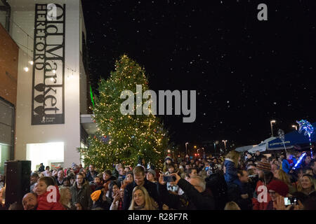 Hereford, Großbritannien. 17. Nov, 2018. Hunderte Menschen versammeln sich in den alten Markt, um zu sehen, die Zeremonie auf der Weihnachtsbeleuchtung in den Alten Markt Einkaufszentrum in Hereford am 17. November 2018 zu drehen. Quelle: Jim Holz/Alamy leben Nachrichten Stockfoto