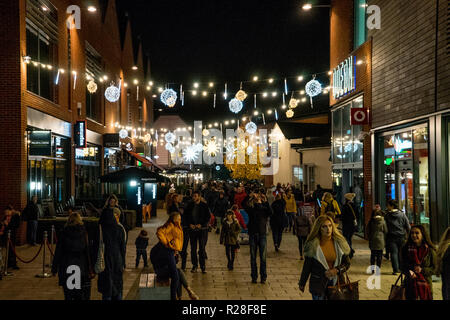 Hereford, Großbritannien. 17. Nov, 2018. Hunderte Menschen versammeln sich in den alten Markt, um zu sehen, die Zeremonie auf der Weihnachtsbeleuchtung in den Alten Markt Einkaufszentrum in Hereford am 17. November 2018 zu drehen. Quelle: Jim Holz/Alamy leben Nachrichten Stockfoto