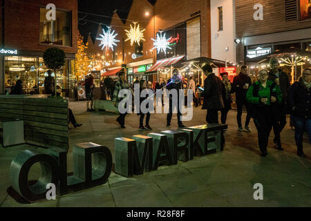 Hereford, Großbritannien. 17. Nov, 2018. Hunderte Menschen versammeln sich in den alten Markt, um zu sehen, die Zeremonie auf der Weihnachtsbeleuchtung in den Alten Markt Einkaufszentrum in Hereford am 17. November 2018 zu drehen. Quelle: Jim Holz/Alamy leben Nachrichten Stockfoto