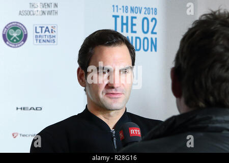 LONDON, ENGLAND - 17. NOVEMBER: Roger Federer aus der Schweiz mit Interviews in den Medien nach seiner Niederlage gegen Alexander Zverev von Deutschland während der ATP World Tour Finale in der O2 Arena am 17. November in London, England 2018. Foto von Paul Cunningham Credit: Paul Cunningham/Alamy leben Nachrichten Stockfoto