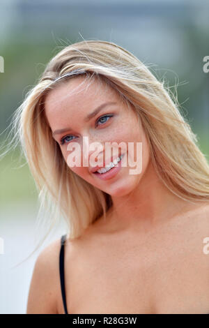 Miami, FL, USA. 17. Nov, 2018. Camille Kostek besucht die Welt Futbol Gala - Celebrity Beach Soccer Match mit gacp Sport und Sports Illustrated Swimsuit und profitieren Best Buddies Nächstenliebe an Collins Park am 17. November 2018 in Miami, Florida. Personen: Camille Kostek Credit: Hoo Me.Com/Media Punch *** Keine Ny Papiere***/Alamy leben Nachrichten Stockfoto