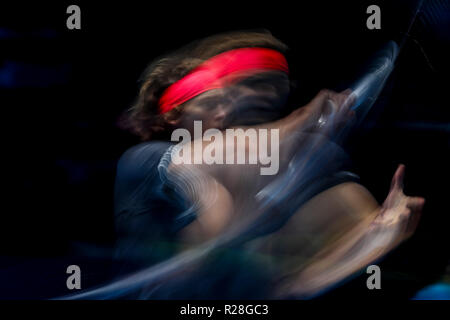 London, Großbritannien. 17. Nov, 2018. Alexander Zverev Deutschland konkurriert während der Singles im Halbfinale gegen Roger Federer von der Schweiz bei Tag 7 der 2018 Nitto ATP World Tour Finale in der O2 Arena in London, Großbritannien an November 17, 2018. Alexander Zverev gewann 2-0. Credit: Han Yan/Xinhua/Alamy leben Nachrichten Stockfoto