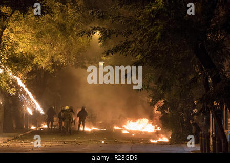 Protesters clash mit Bereitschaftspolizei, nach einem massiven Demonstration der Athener Polytechnikum Aufstand gegen die Junta im Jahr 1973 zu gedenken. Stockfoto