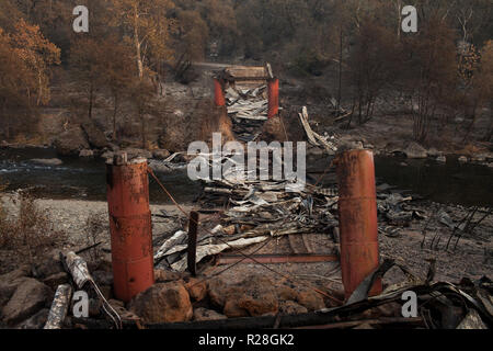 Chico, Kalifornien, USA. 17. Nov, 2018. Bleibt der Honig laufen Brücke, nur ein paar Kilometer südwestlich von Paradise, füllen die Butte Creek nach dem Lager Feuer durch Butte County, Kalifornien, zerrissen. Die Brücke erst in 1886 eröffnet mit Transit während des Goldrausches zu helfen. Quelle: Joel Engel Juarez/ZUMA Draht/Alamy leben Nachrichten Stockfoto