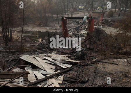 Chico, Kalifornien, USA. 17. Nov, 2018. Bleibt der Honig laufen Brücke, nur ein paar Kilometer südwestlich von Paradise, füllen die Butte Creek nach dem Lager Feuer durch Butte County, Kalifornien, zerrissen. Die Brücke erst in 1886 eröffnet mit Transit während des Goldrausches zu helfen. Quelle: Joel Engel Juarez/ZUMA Draht/Alamy leben Nachrichten Stockfoto