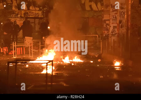 Athen, Griechenland. 17. Nov 2018. Protesters clash mit Anti-bereitschaftspolizei nach einem März 1973 Athen Fachhochschüler Aufstand gegen das Militärregime in Athen, Griechenland zu gedenken. Credit: Nicolas Koutsokostas/Alamy Leben Nachrichten. Stockfoto