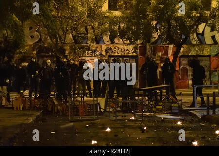 Athen, Griechenland. 17. Nov 2018. Protesters clash mit Anti-bereitschaftspolizei nach einem März 1973 Athen Fachhochschüler Aufstand gegen das Militärregime in Athen, Griechenland zu gedenken. Credit: Nicolas Koutsokostas/Alamy Leben Nachrichten. Stockfoto