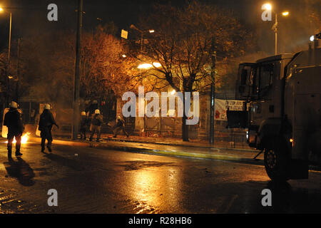 Athen, Griechenland. 17. Nov 2018. Protesters clash mit Anti-bereitschaftspolizei nach einem März 1973 Athen Fachhochschüler Aufstand gegen das Militärregime in Athen, Griechenland zu gedenken. Credit: Nicolas Koutsokostas/Alamy Leben Nachrichten. Stockfoto