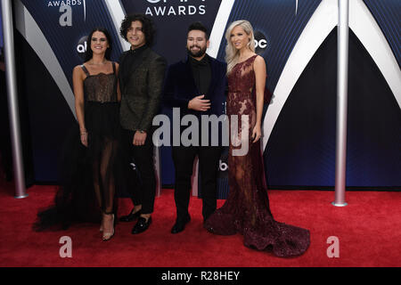 November 14, 2018 - Nashville, Tennessee, USA - Abby Recht, Dan Smyers, Shay Mooney, Hannah Billingsley, Dan + Shay während Ankunft für die 2018 Country Music Association Awards. (Bild: © Laura Farr über ZUMA Draht) Stockfoto