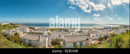 PATERNOSTER, SÜDAFRIKA, 21. AUGUST 2018: Panoramablick auf Paternoster an der Atlantik Küste. Ein Strand und Gebäude sind sichtbar Stockfoto